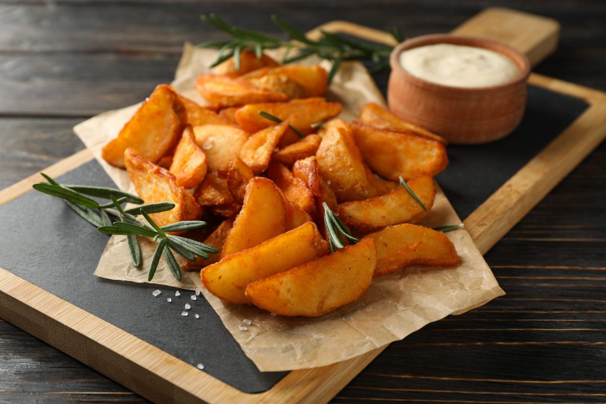 Картофельные дольки с травами