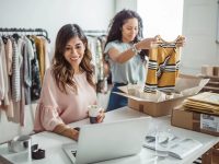 купівля одягу для продажу в інтернет магазині