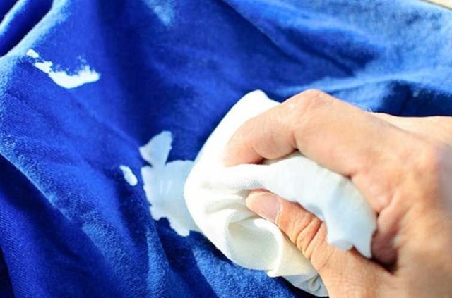 Як відіпрати клей ПВА з одягу і тканини: з джинсів, брюк, куртки