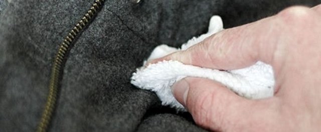 Вовняне пальто: як почистити в домашніх умовах, які потрібні кошти, як чистять в хімчистці