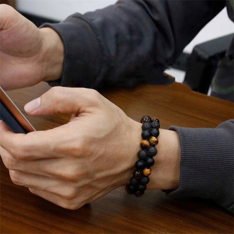 браслет из камня мужской на запястье