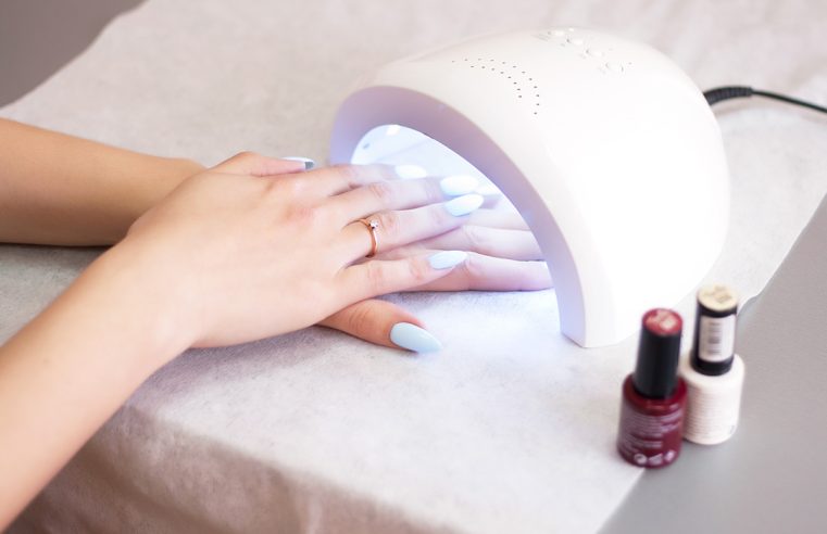 Женщина использует УФ-лампу