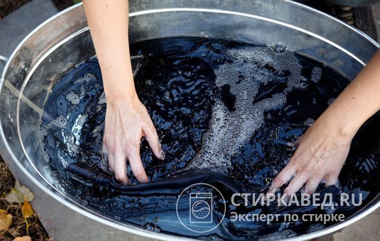 Шкіряна куртка: чи можна прати в пральній машині і вручну, як пом'якшити після прання