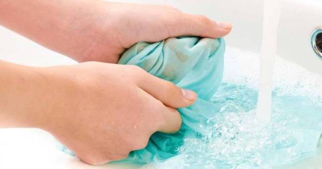 Як відіпрати зеленку з одягу: дитячої, білої, кольорової, джинсової