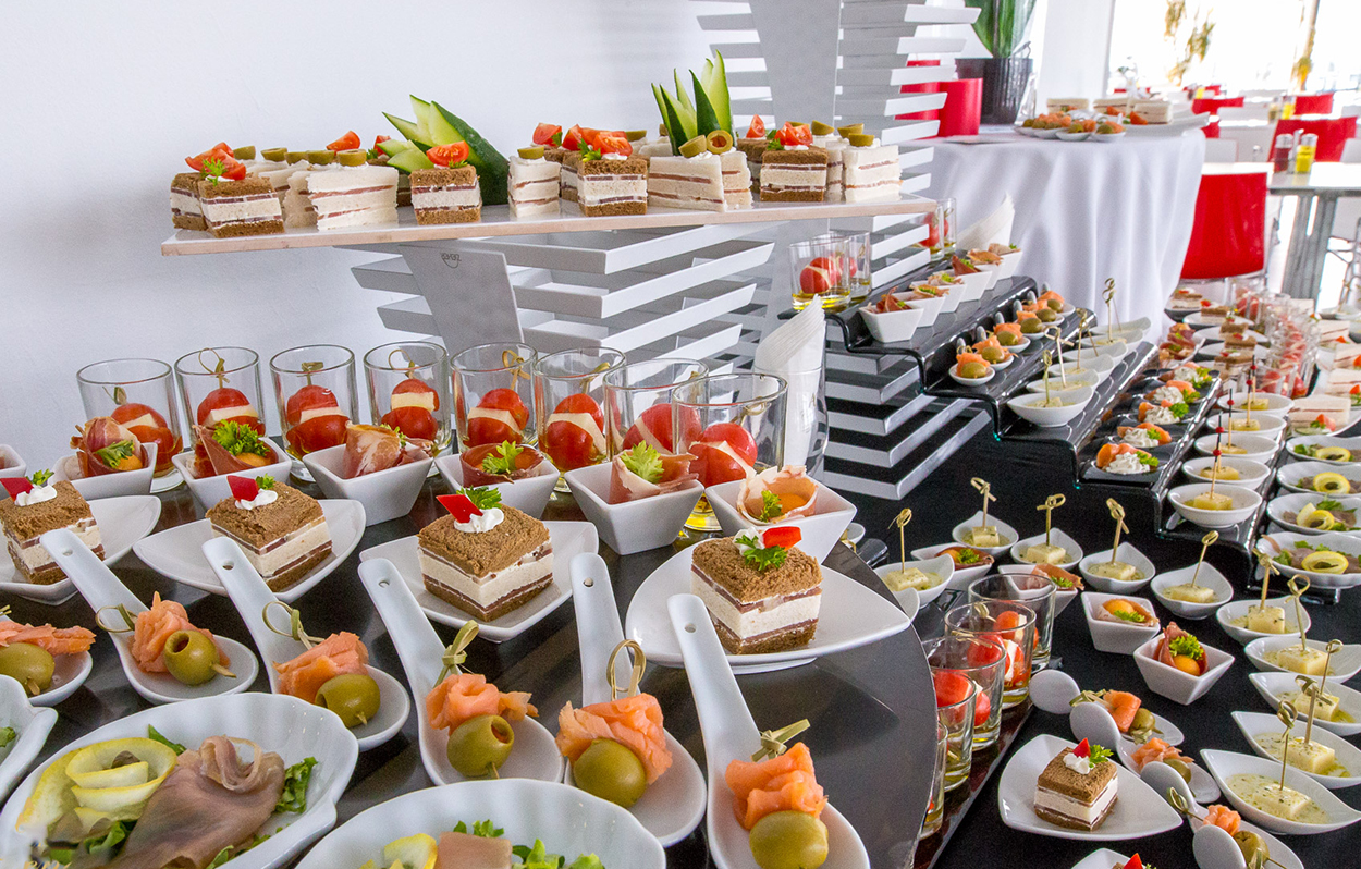 Кейтеринг блюда, соусница