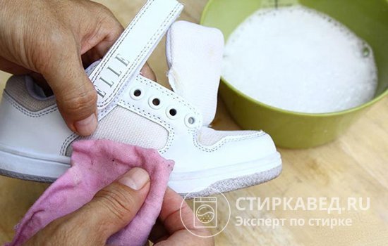 Як відіпрати білі кросівки, кеди: в пральній машині, без жовтих розлучень