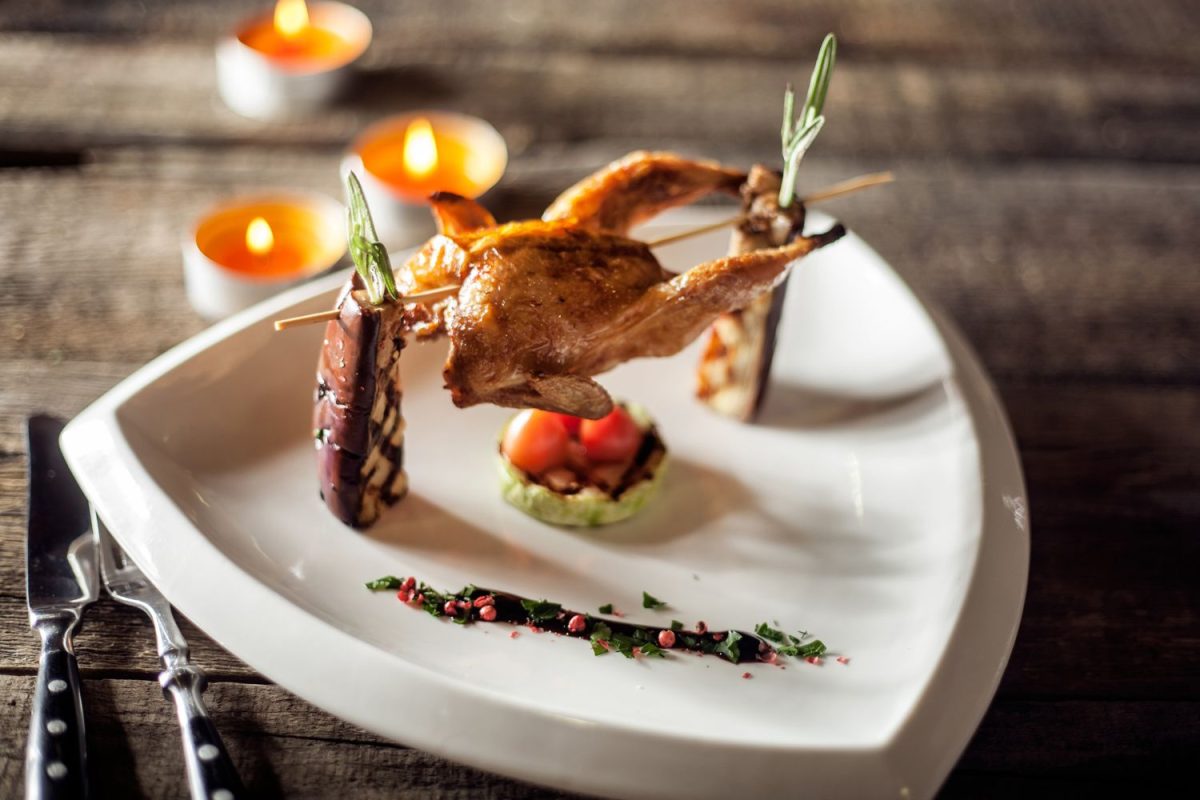 Красивая подача блюда на тарелке