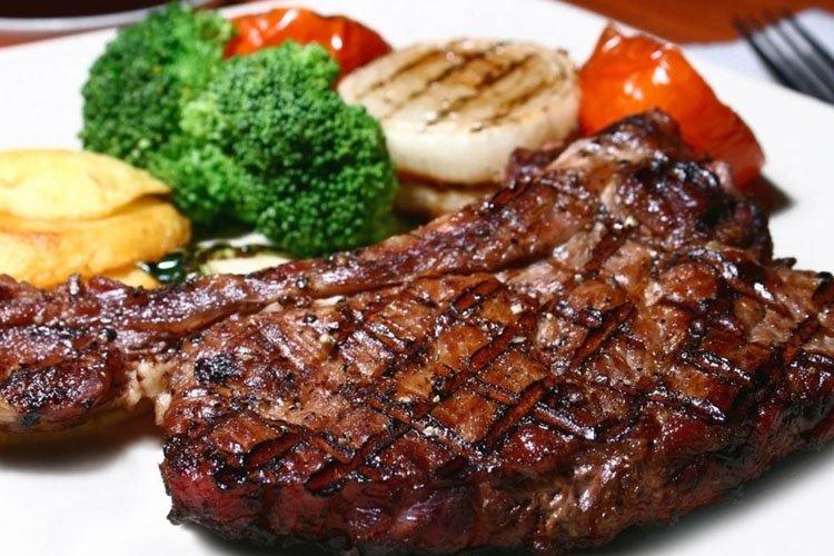 Яловичі відбивні з вишнею в маринаді