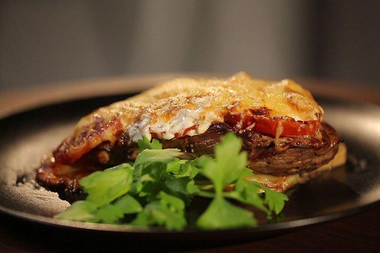 Відбивні з яловичини з овочами