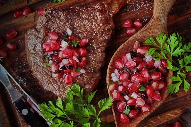 Відбивні з яловичини із соусом чимічурі