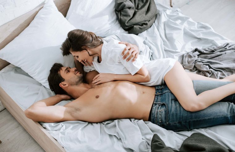 Пристрасні поцілунки у ліжку